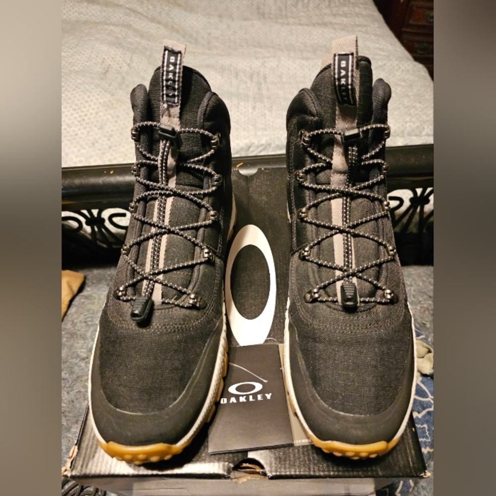 Oakley Confront boots Size 10M worn 2X with box
